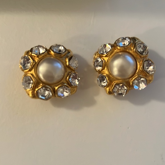 Chanel Gold and Pearl Earrings - Picture 4 of 8